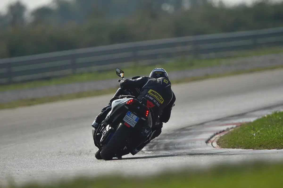 Yamaha TMAX: in pista con la YZF-R6 (24)