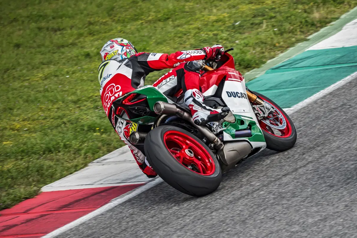 Ducati 1299 Panigale R Final Edition: 209 cv, 179 kg e componenti racing (3)