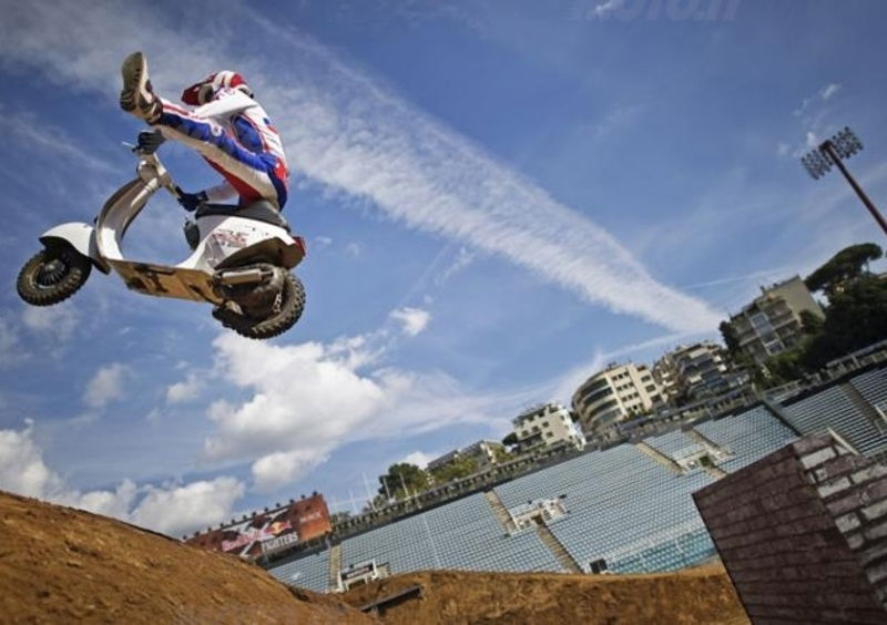 Una Vespa tra le rampe dei Red Bull X-Fighters a Roma