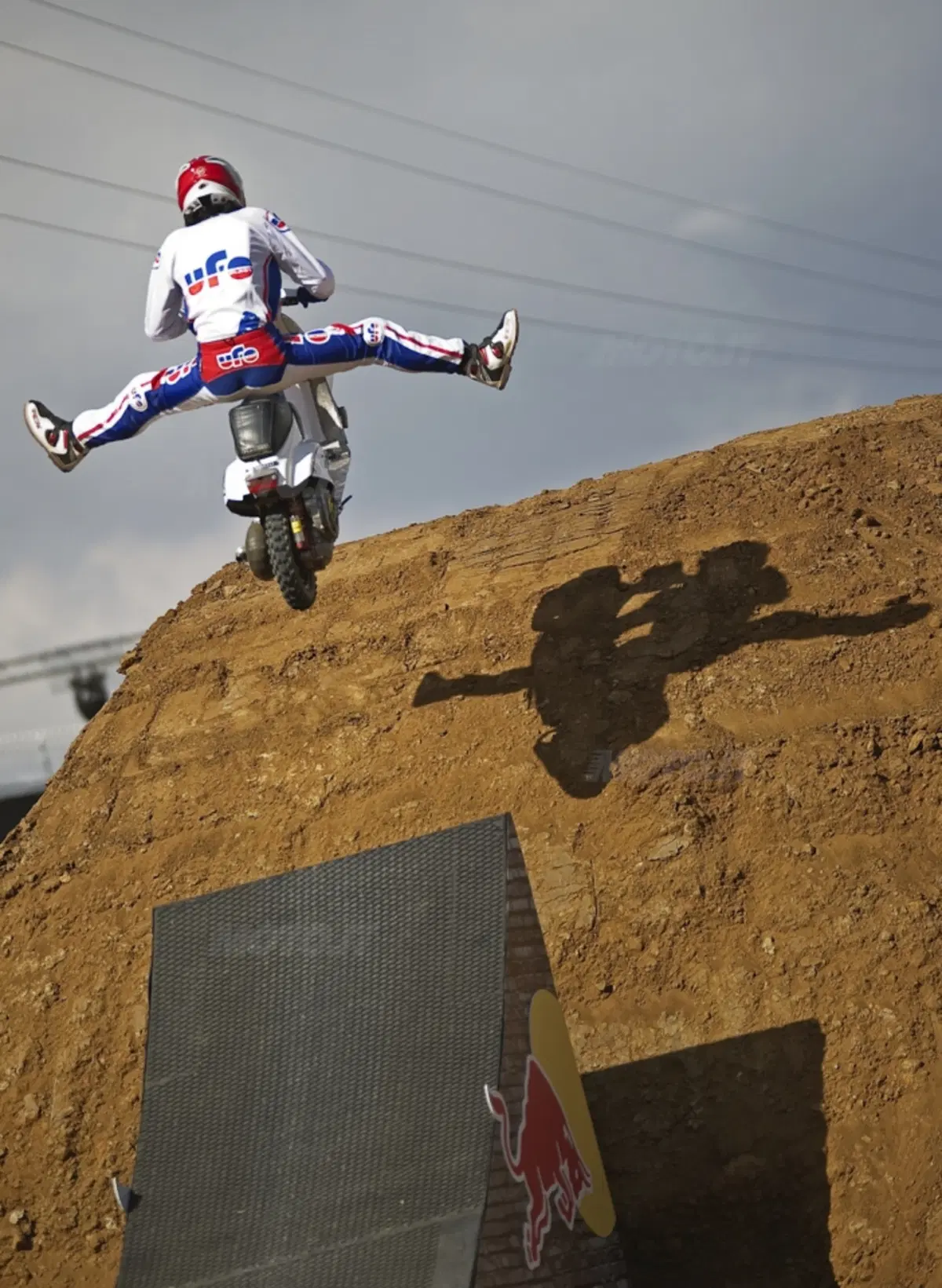 Una Vespa tra le rampe dei Red Bull X-Fighters a Roma