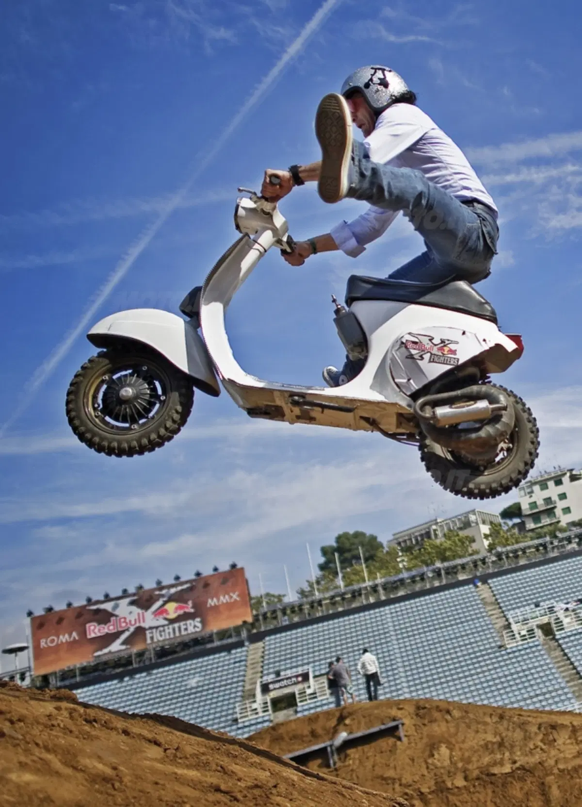 Una Vespa tra le rampe dei Red Bull X-Fighters a Roma (2)
