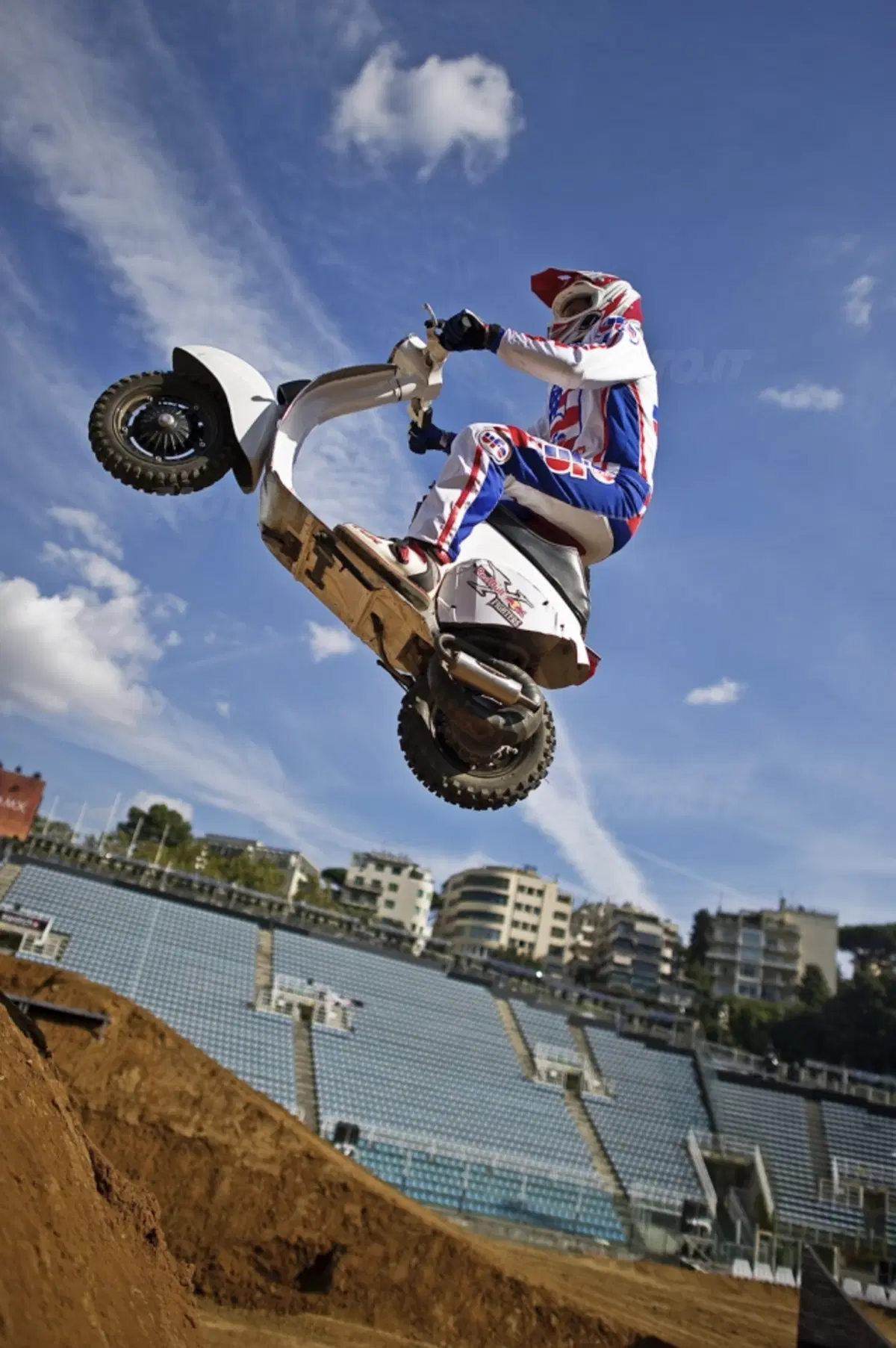 Una Vespa tra le rampe dei Red Bull X-Fighters a Roma (3)
