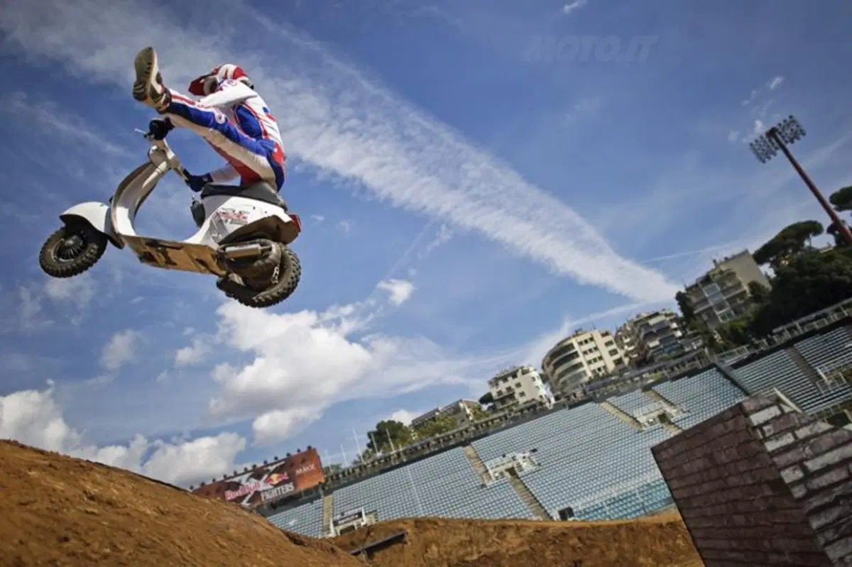 Una Vespa tra le rampe dei Red Bull X-Fighters a Roma (4)