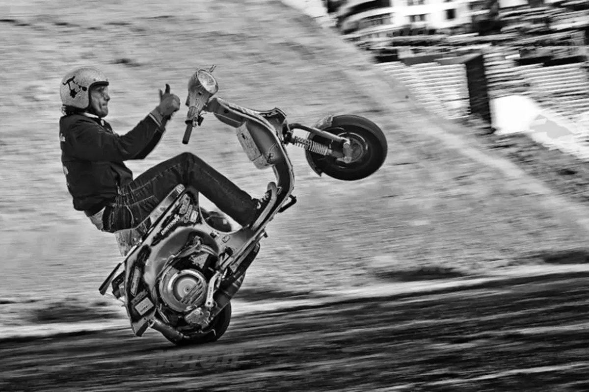 Una Vespa tra le rampe dei Red Bull X-Fighters a Roma (5)