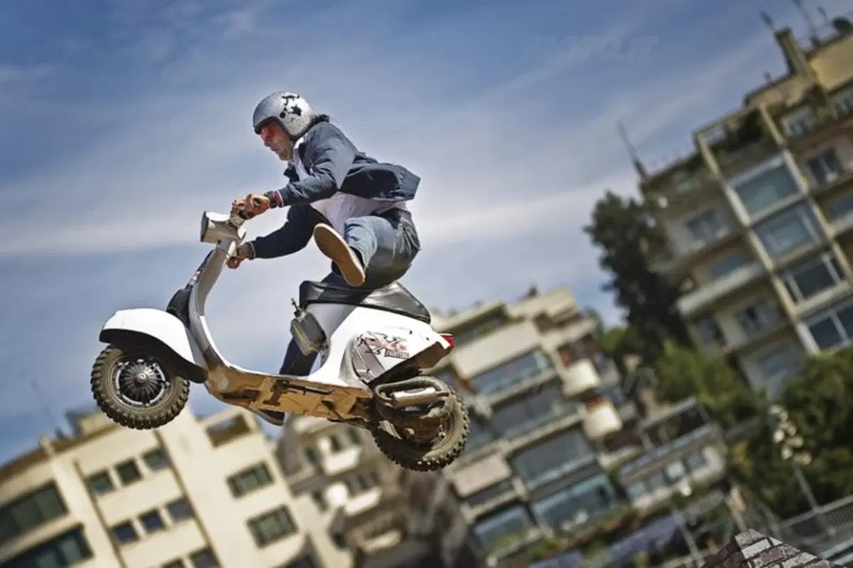 Una Vespa tra le rampe dei Red Bull X-Fighters a Roma (6)