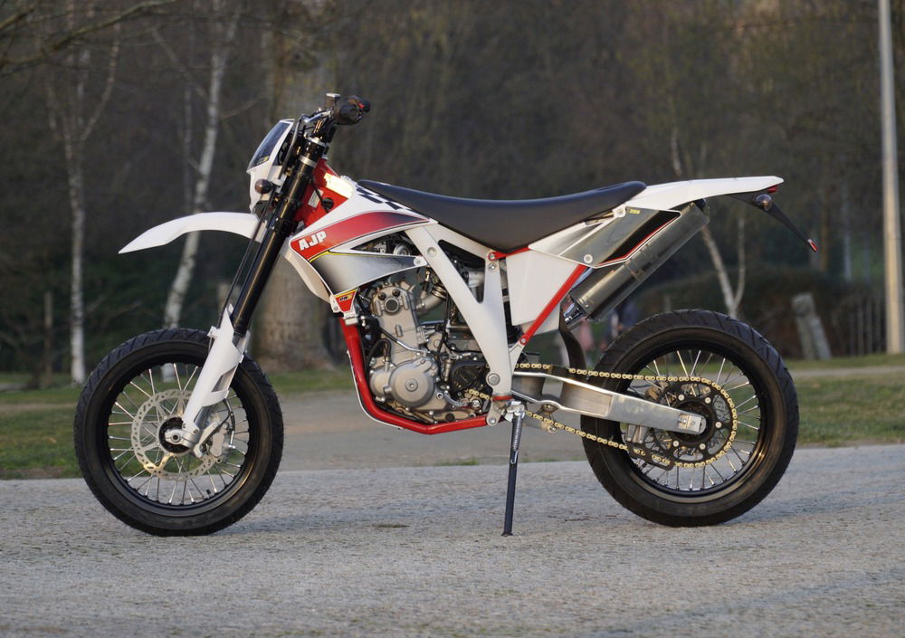 AJP PR5 250 Supermoto (2017 - 18) (2)