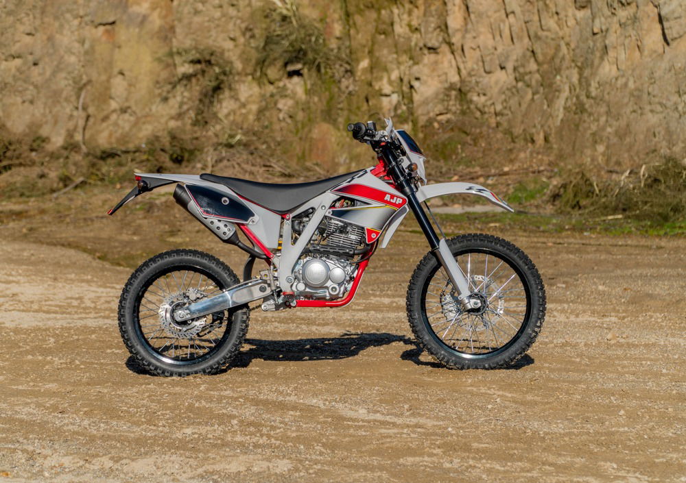 AJP PR3 240 Enduro Pro (2017 - 18) (2)