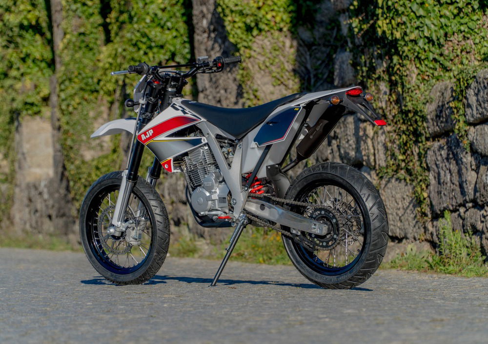 AJP PR3 240 Supermoto (2017 - 18) (2)