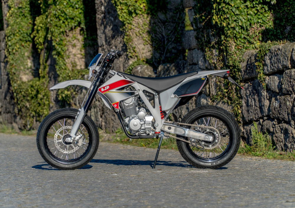 AJP PR3 240 Supermoto (2017 - 18) (4)