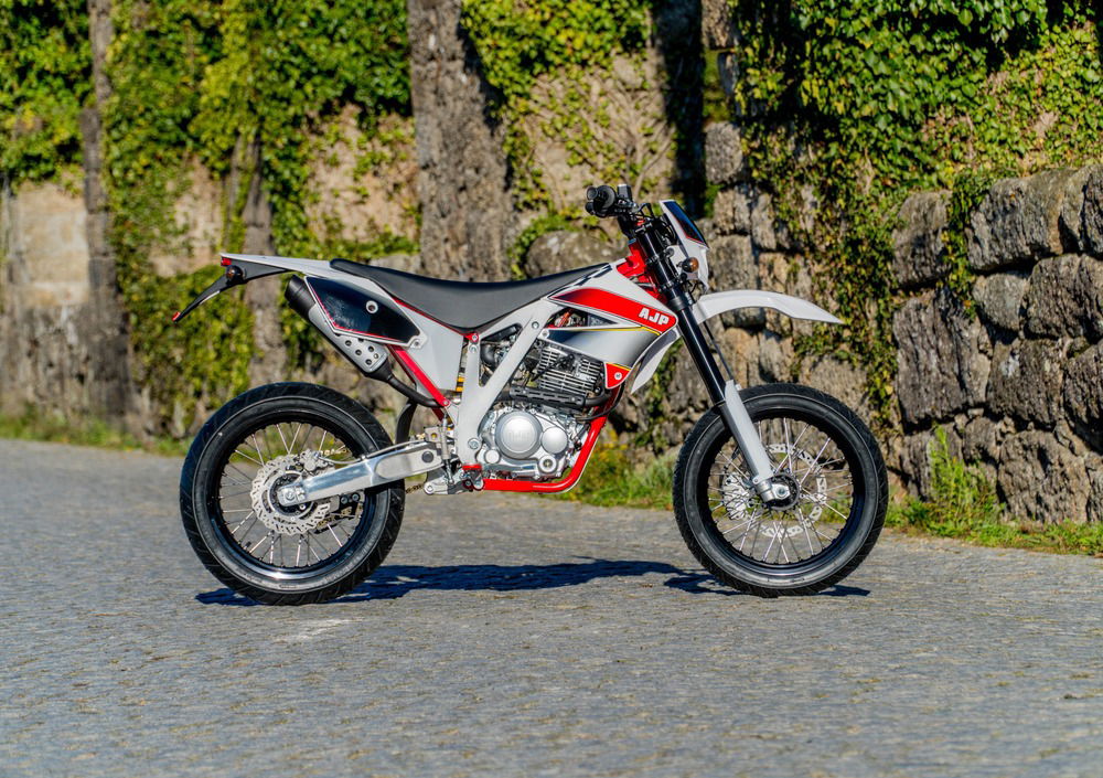 AJP PR3 125 Supermoto Pro (2017 - 18) (3)