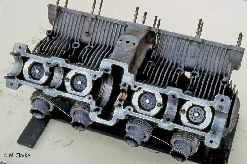 Nelle teste dei motori a quattro tempi pluricilindrici di alte prestazioni non &egrave; semplice far raggiungere all&rsquo;aria i punti pi&ugrave; sollecitati termicamente. Qui si possono notare l&rsquo;ampio angolo tra le valvole, vantaggioso ai fini del raffreddamento, e uno dei passaggi per l&rsquo;aria al di sotto dell&rsquo;alloggiamento di uno degli alberi a camme (la foto mostra la testa di una MV 500 quattro cilindri degli anni Cinquanta)