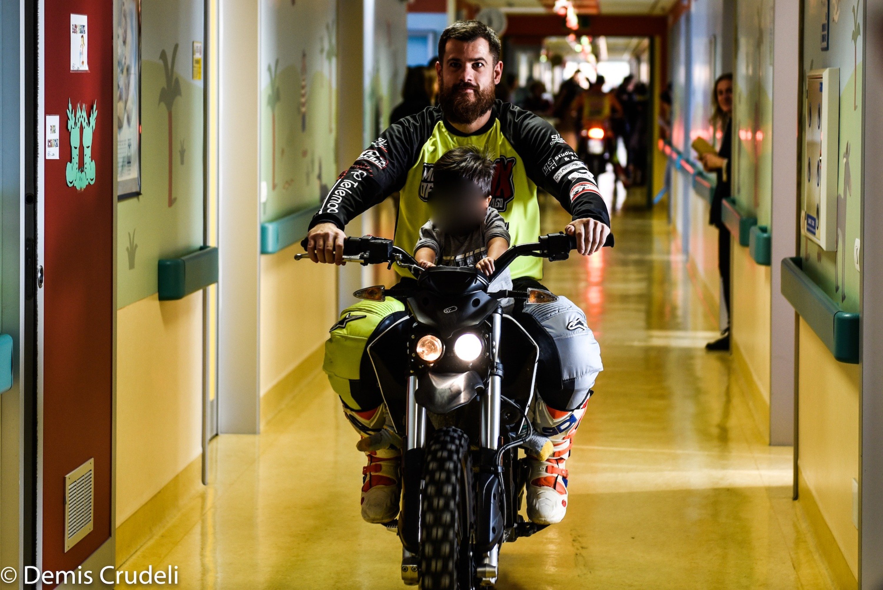 &quot;La moto fa bene&quot;. Motociclisti nel reparto Pediatria