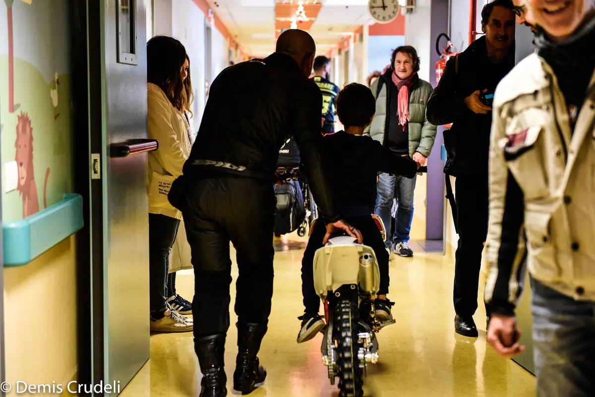 'La moto fa bene'. Motociclisti nel reparto Pediatria (60)