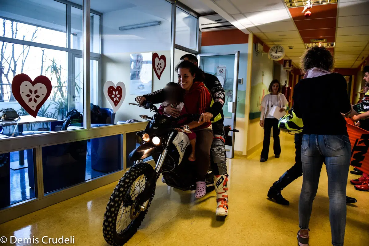 'La moto fa bene'. Motociclisti nel reparto Pediatria (76)