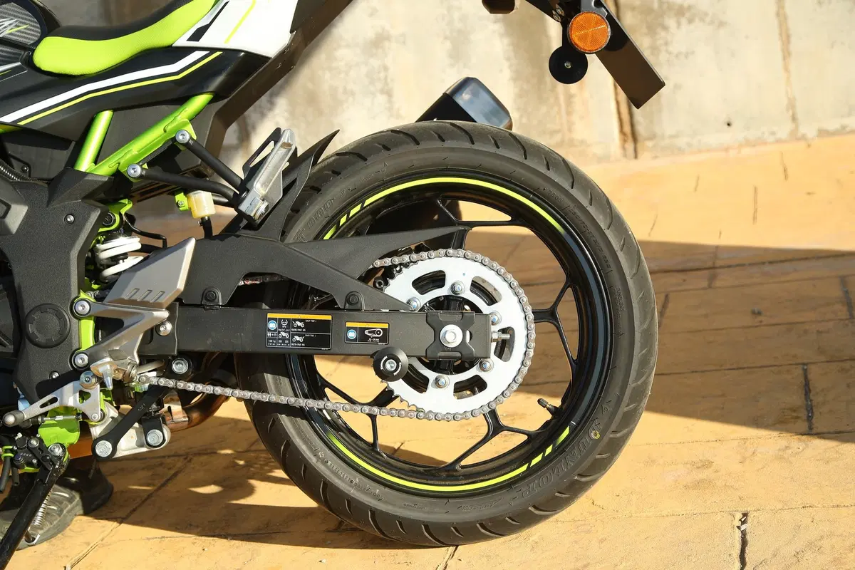 Kawasaki Z125 2019, il test della naked in verde [Video] (5)