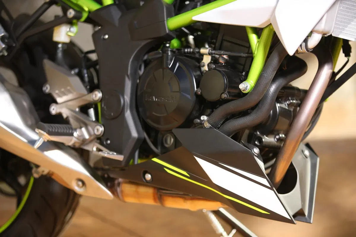 Kawasaki Z125 2019, il test della naked in verde [Video] (8)