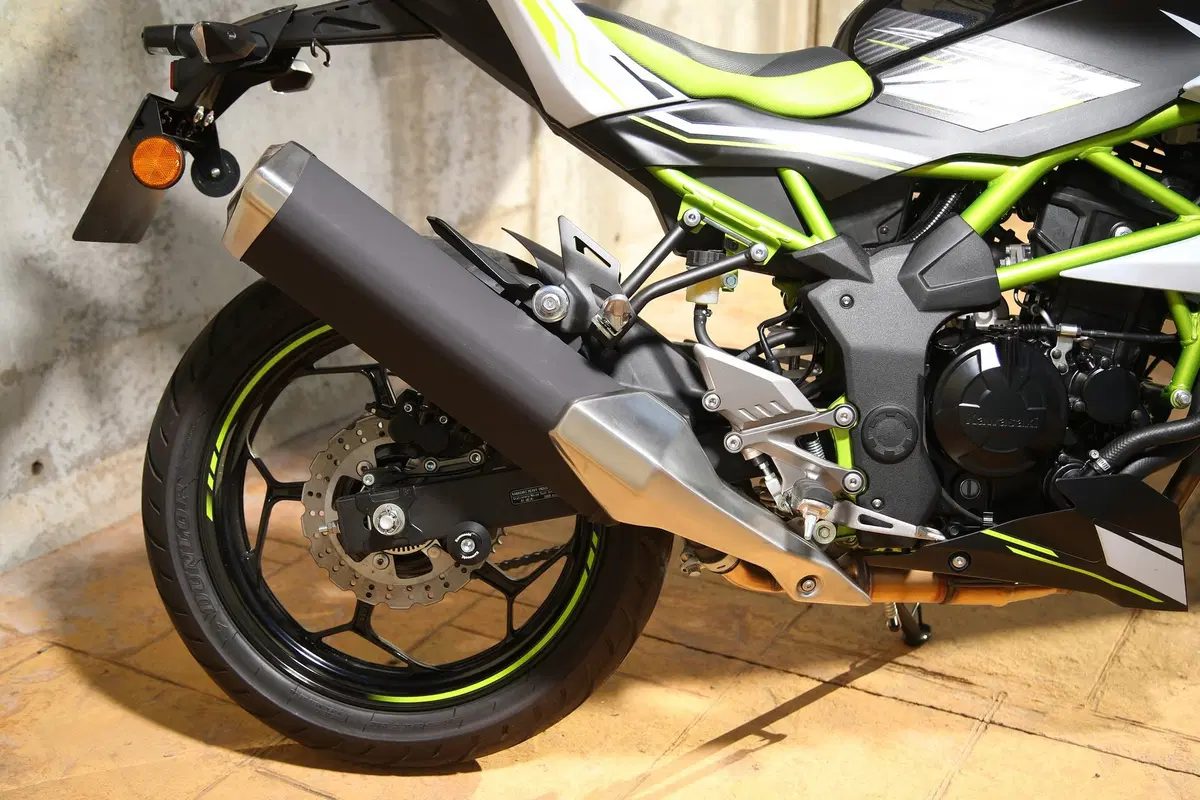 Kawasaki Z125 2019, il test della naked in verde [Video] (14)