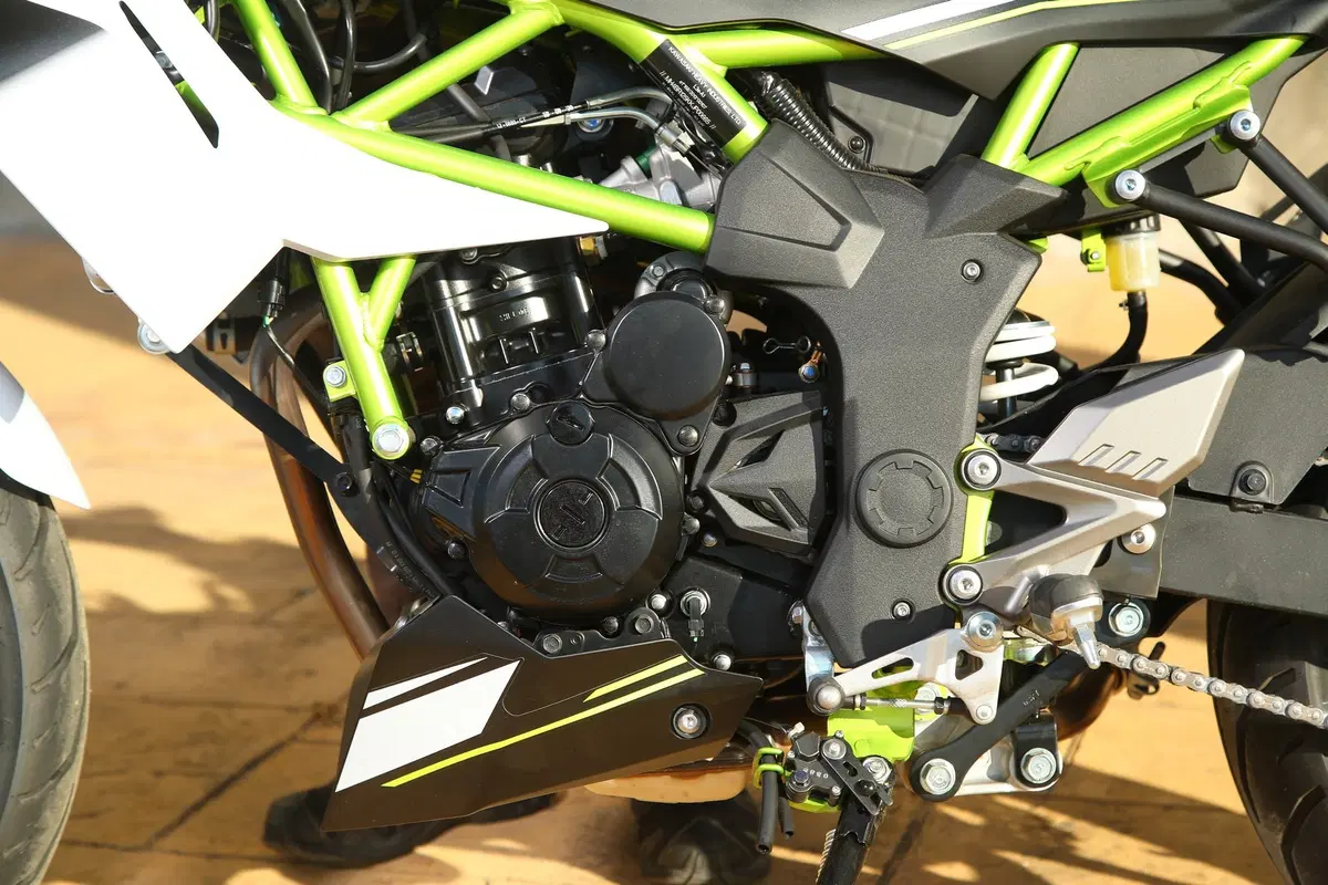 Kawasaki Z125 2019, il test della naked in verde [Video] (15)