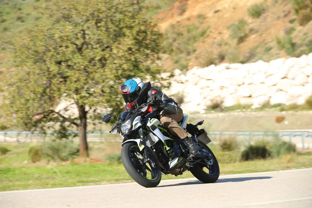 Kawasaki Z125 2019, il test della naked in verde [Video] (6)