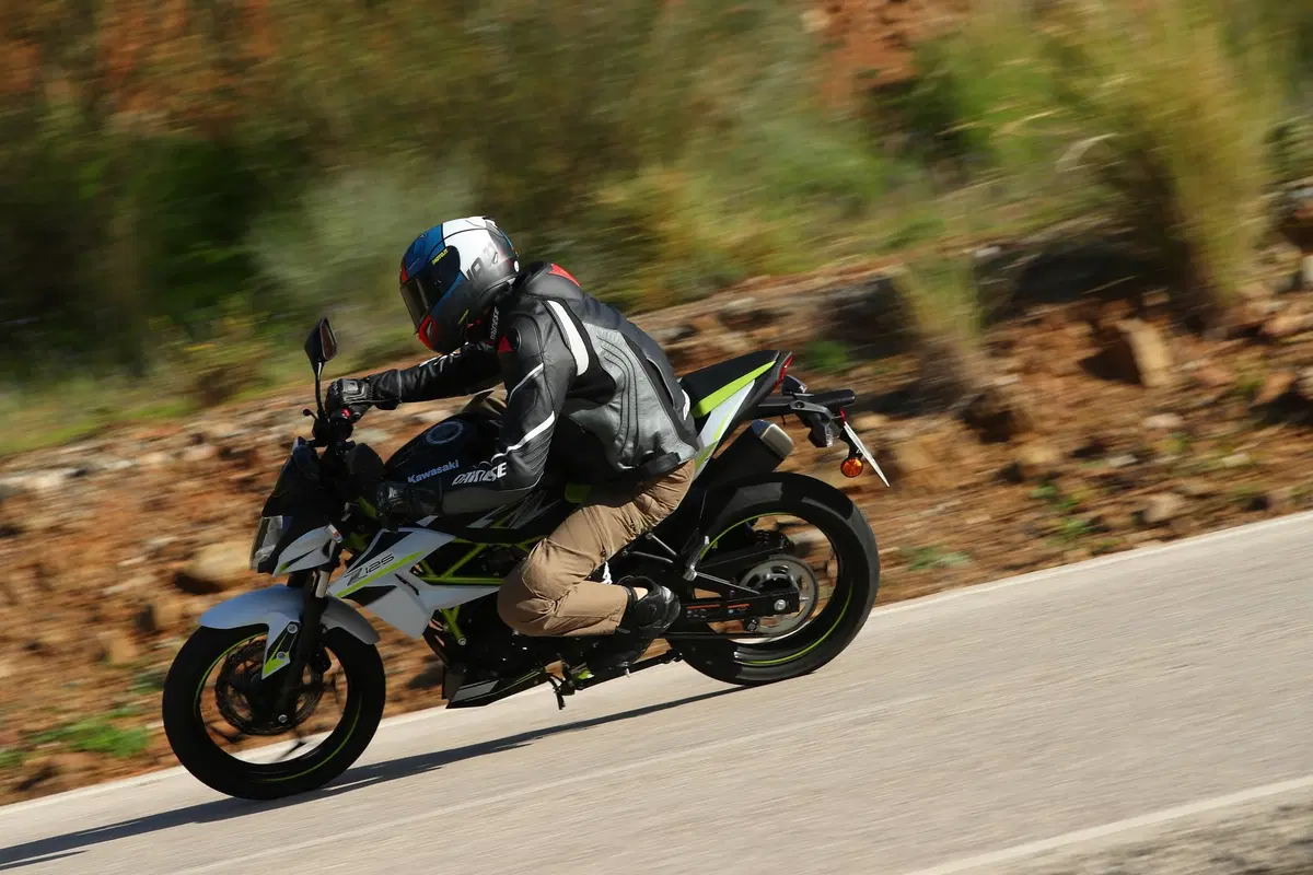 Kawasaki Z125 2019, il test della naked in verde [Video] (8)