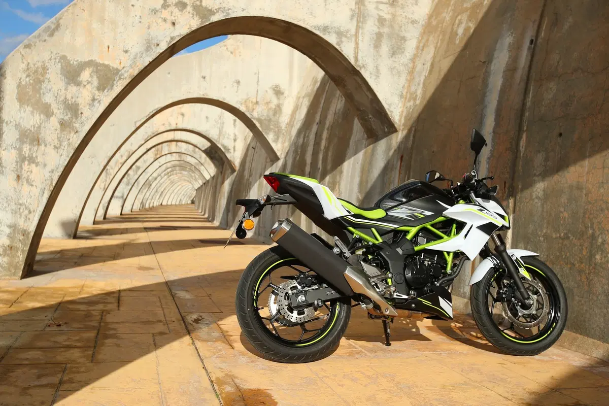 Kawasaki Z125 2019, il test della naked in verde [Video] (7)