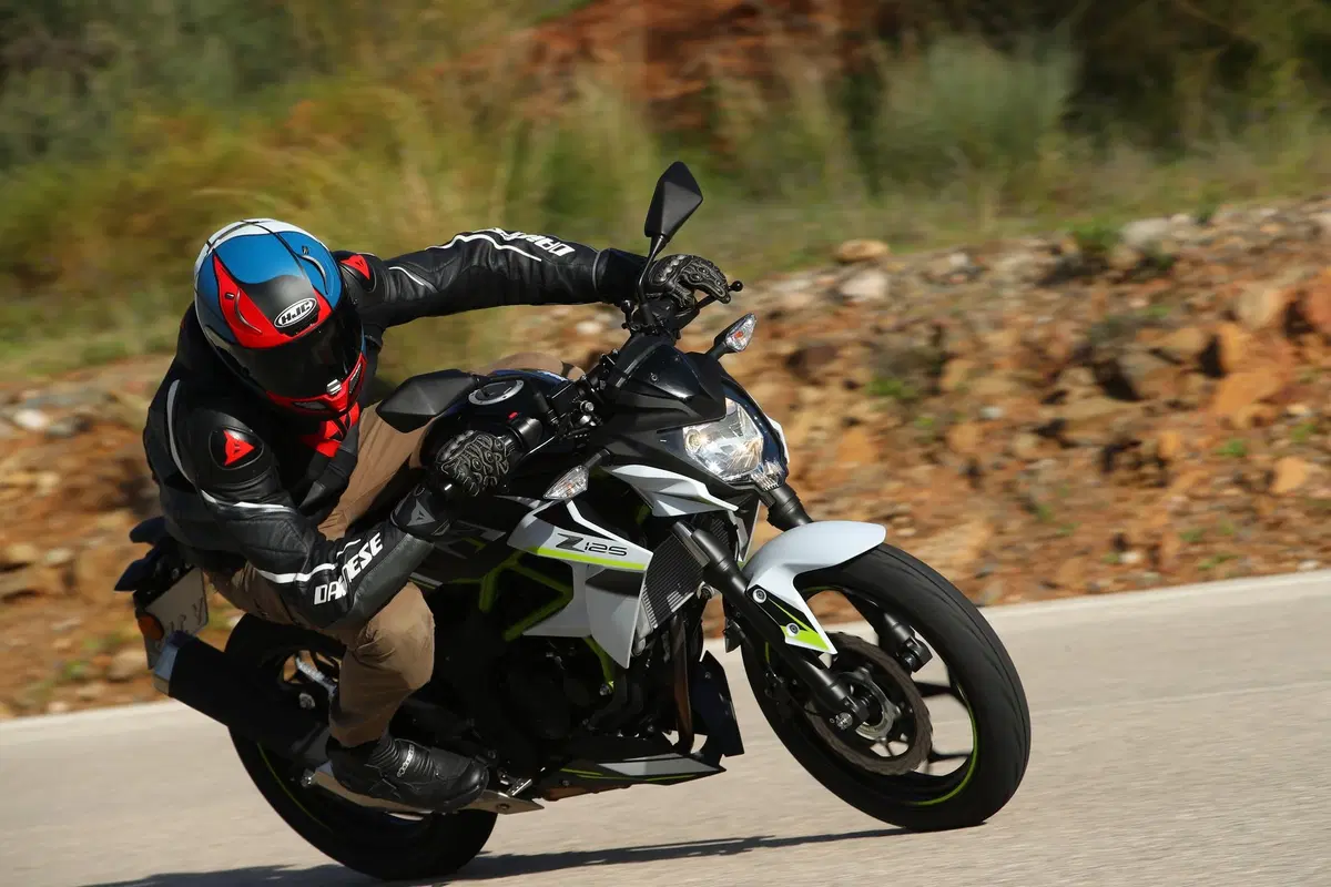 Kawasaki Z125 2019, il test della naked in verde [Video] (11)