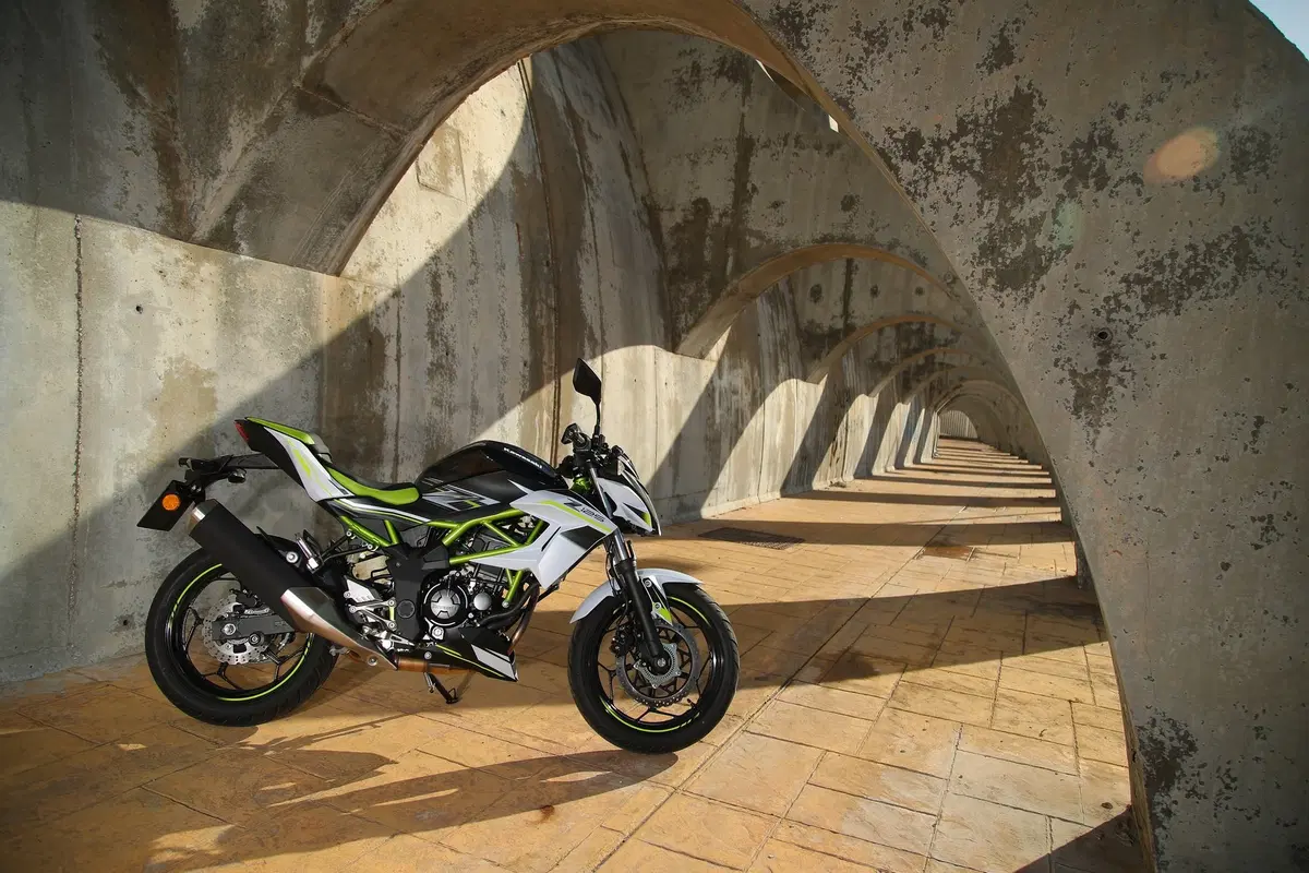 Kawasaki Z125 2019, il test della naked in verde [Video] (15)