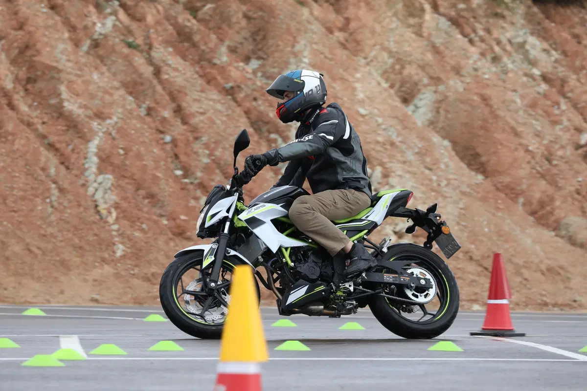Kawasaki Z125 2019, il test della naked in verde [Video] (16)