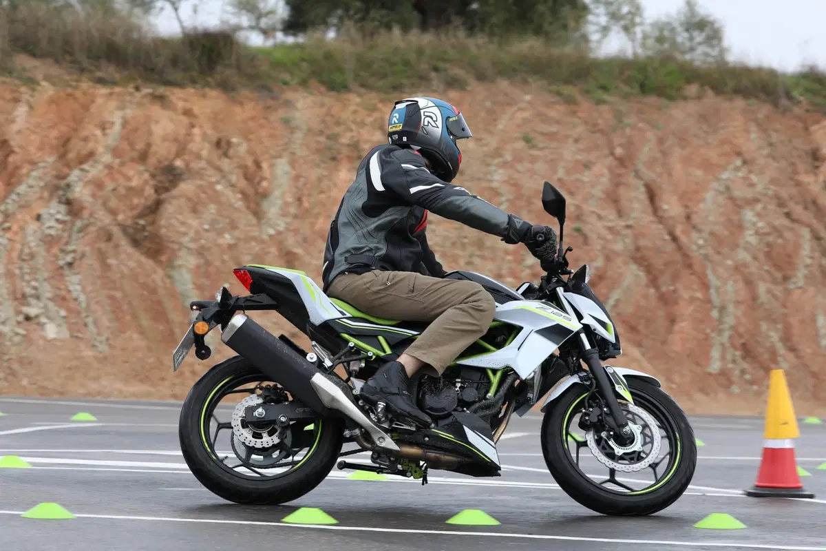 Kawasaki Z125 2019, il test della naked in verde [Video] (17)