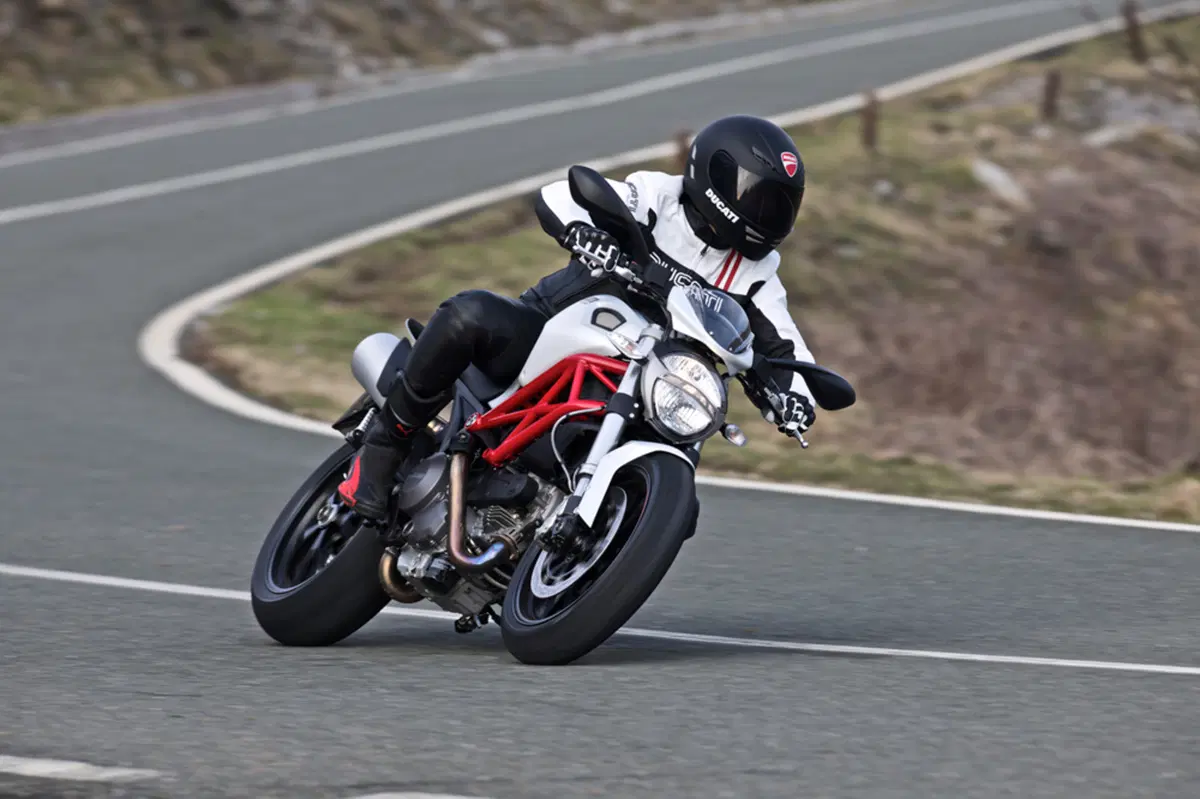 Ducati Monster: le novità per la gamma 2011 (6)