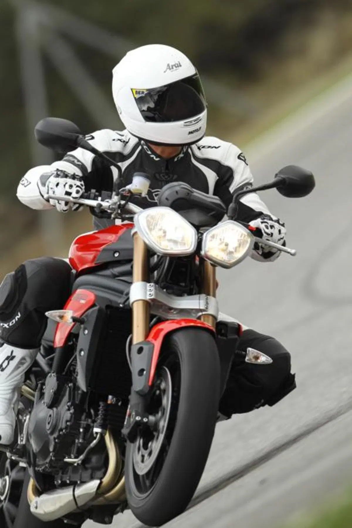 Triumph Speed Triple 1050 2011  (2)