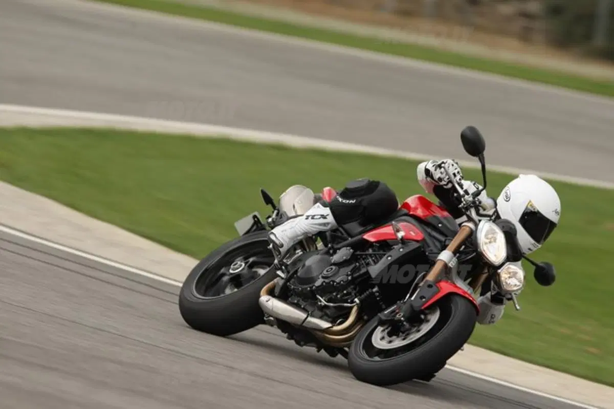 Triumph Speed Triple 1050 2011  (4)
