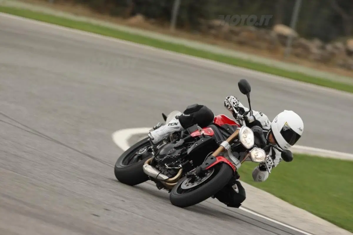 Triumph Speed Triple 1050 2011  (6)