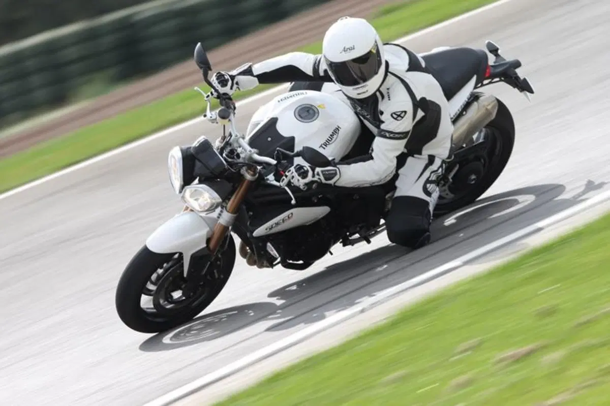 Triumph Speed Triple 1050 2011  (7)