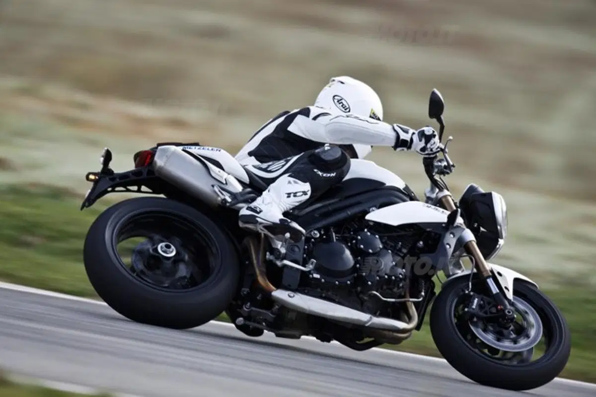 Triumph Speed Triple 1050 2011  (8)