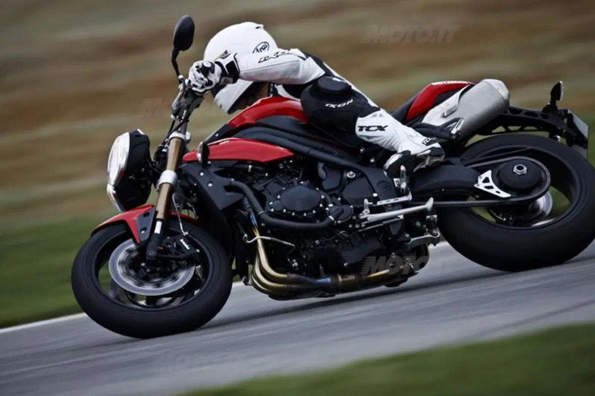 Triumph Speed Triple 1050 2011  (9)