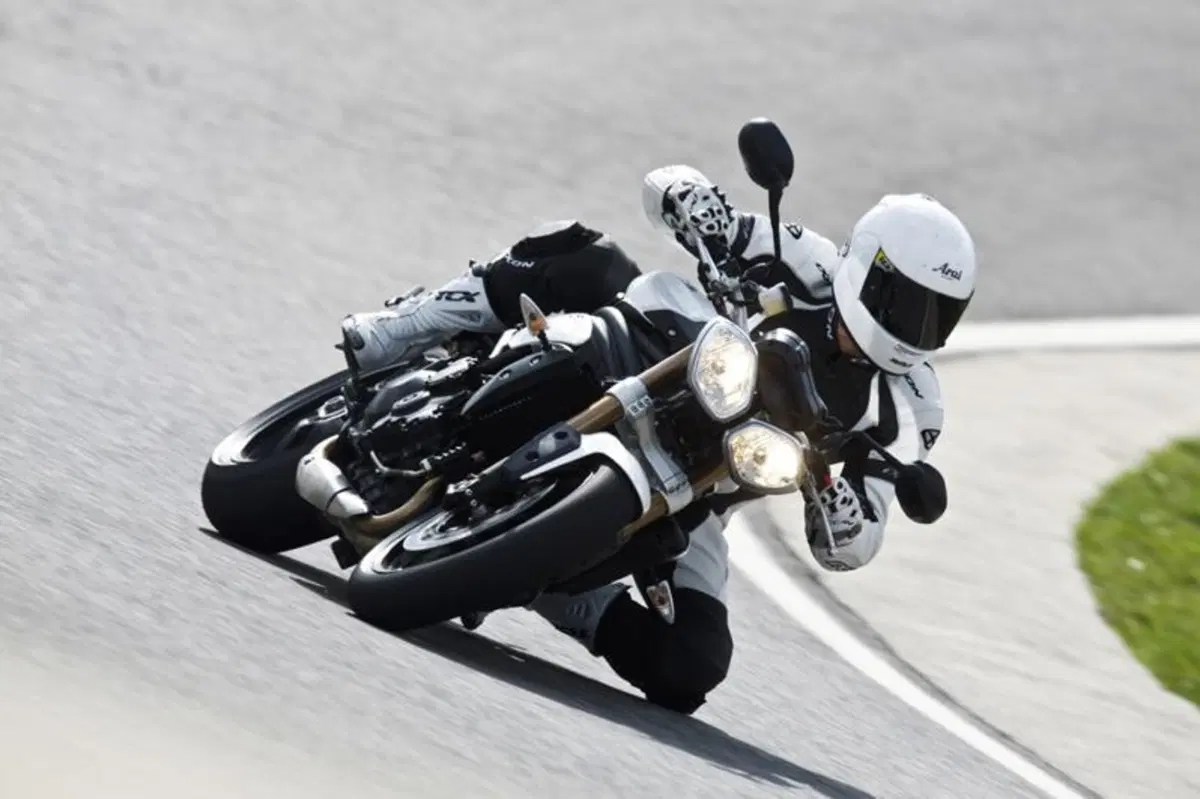 Triumph Speed Triple 1050 2011  (11)
