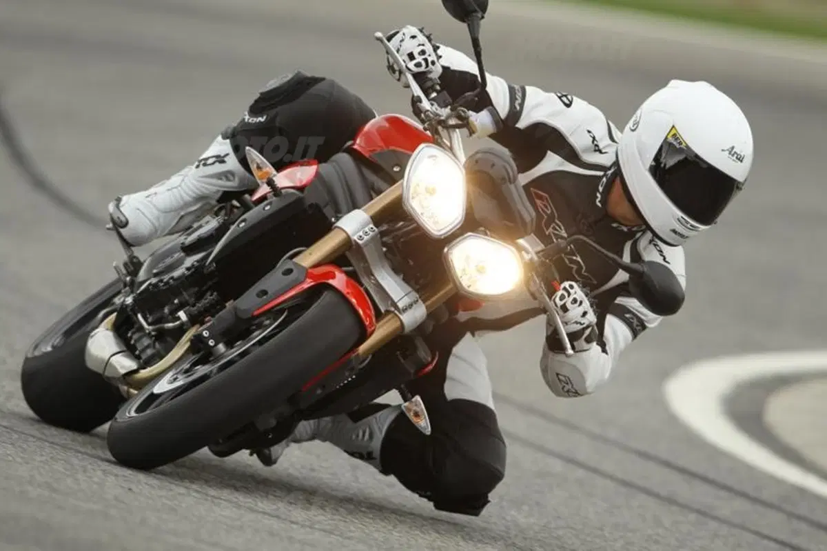 Triumph Speed Triple 1050 2011  (12)