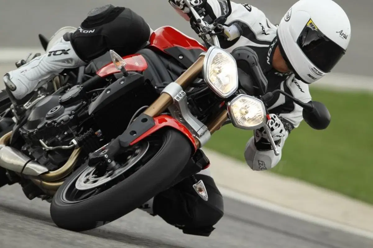 Triumph Speed Triple 1050 2011  (13)
