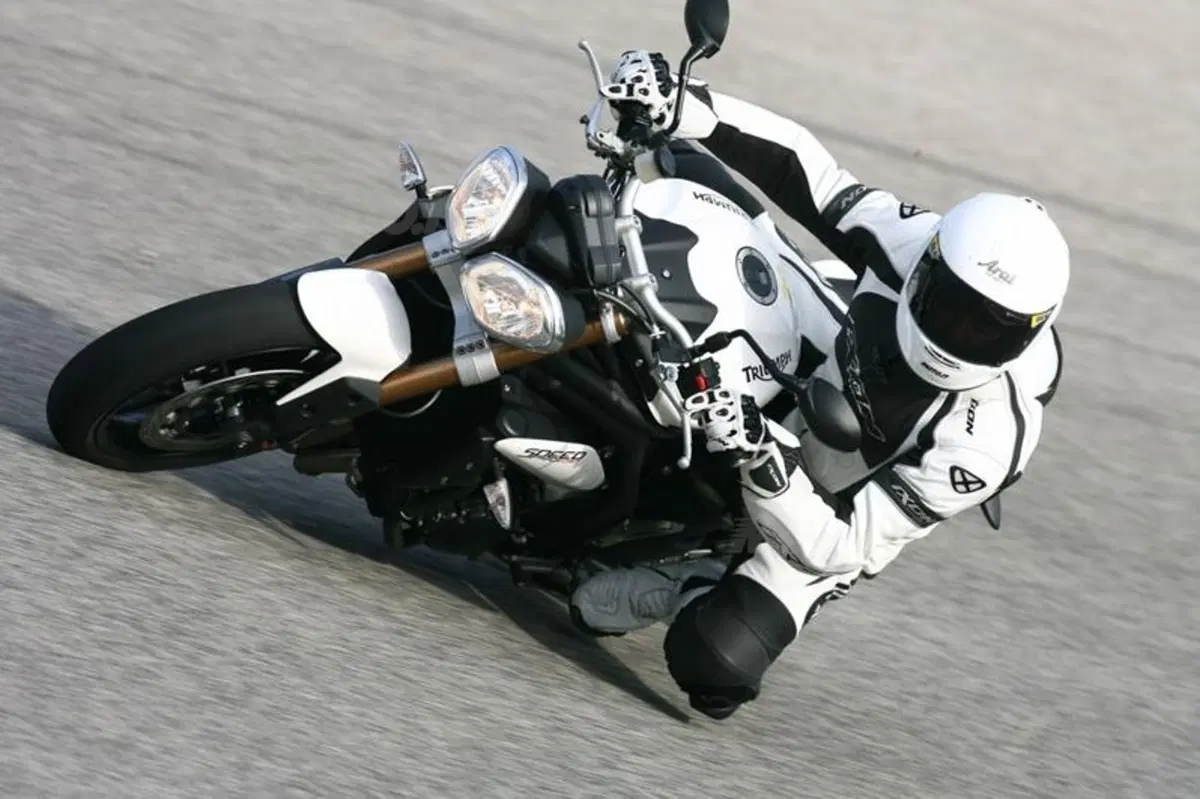 Triumph Speed Triple 1050 2011  (14)