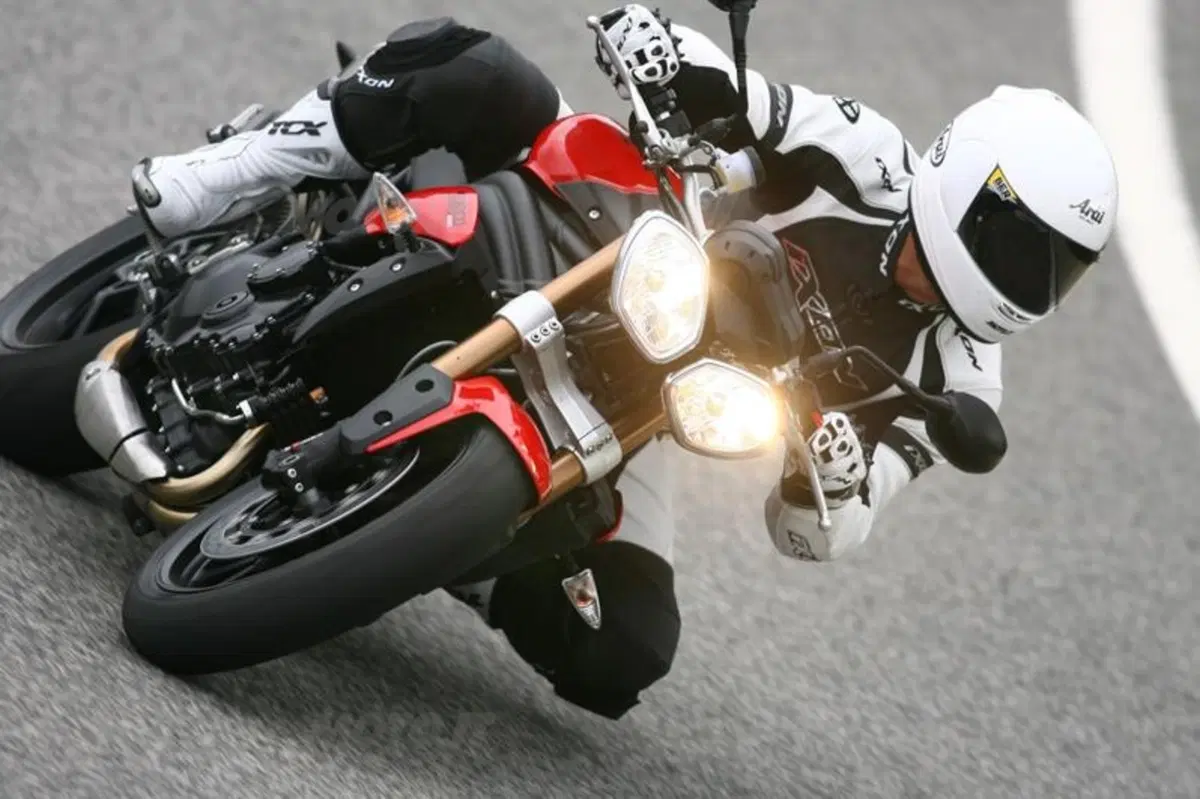 Triumph Speed Triple 1050 2011  (15)