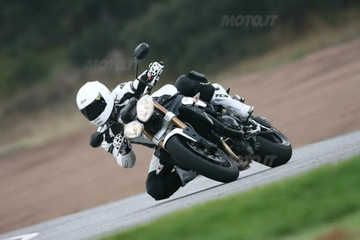 Triumph Speed Triple 1050 2011  (17)