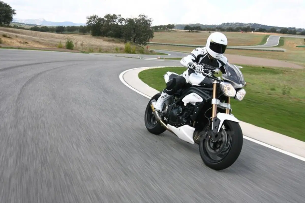 Triumph Speed Triple 1050 2011  (18)