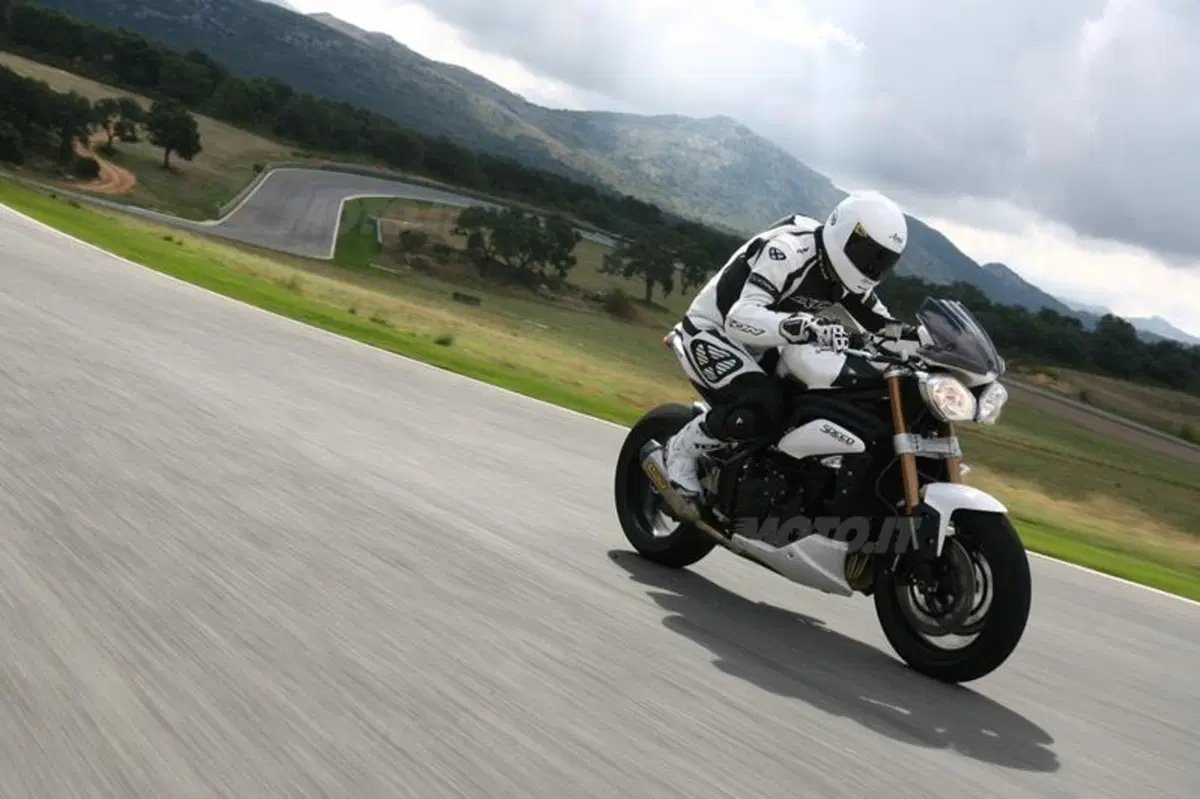 Triumph Speed Triple 1050 2011  (19)