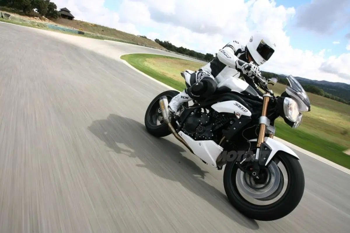 Triumph Speed Triple 1050 2011  (20)