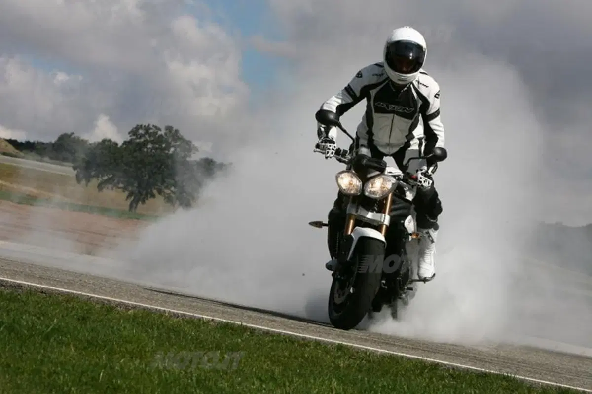 Triumph Speed Triple 1050 2011  (23)