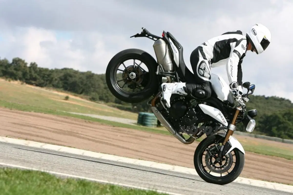 Triumph Speed Triple 1050 2011  (24)