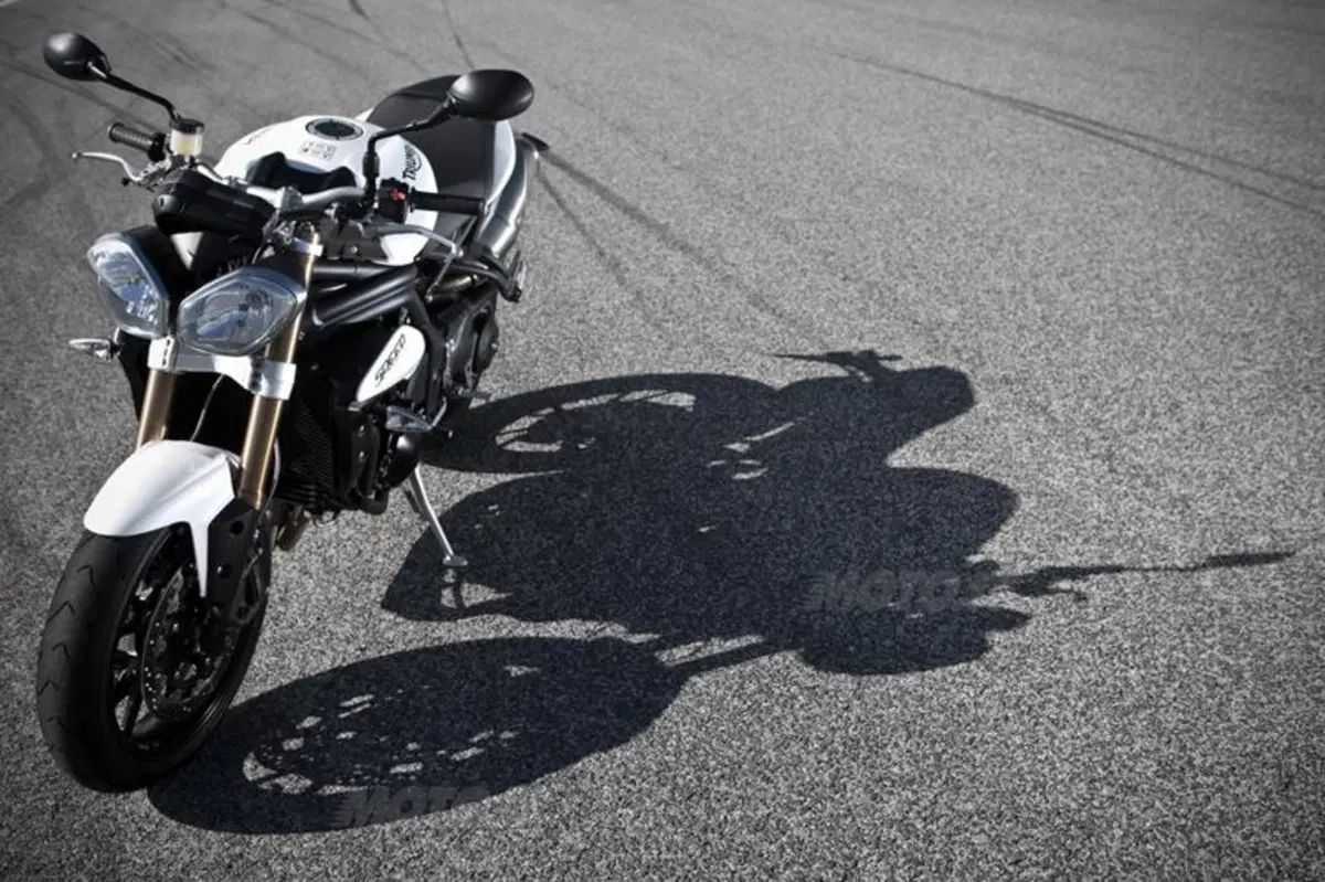 Triumph Speed Triple 1050 2011  (30)