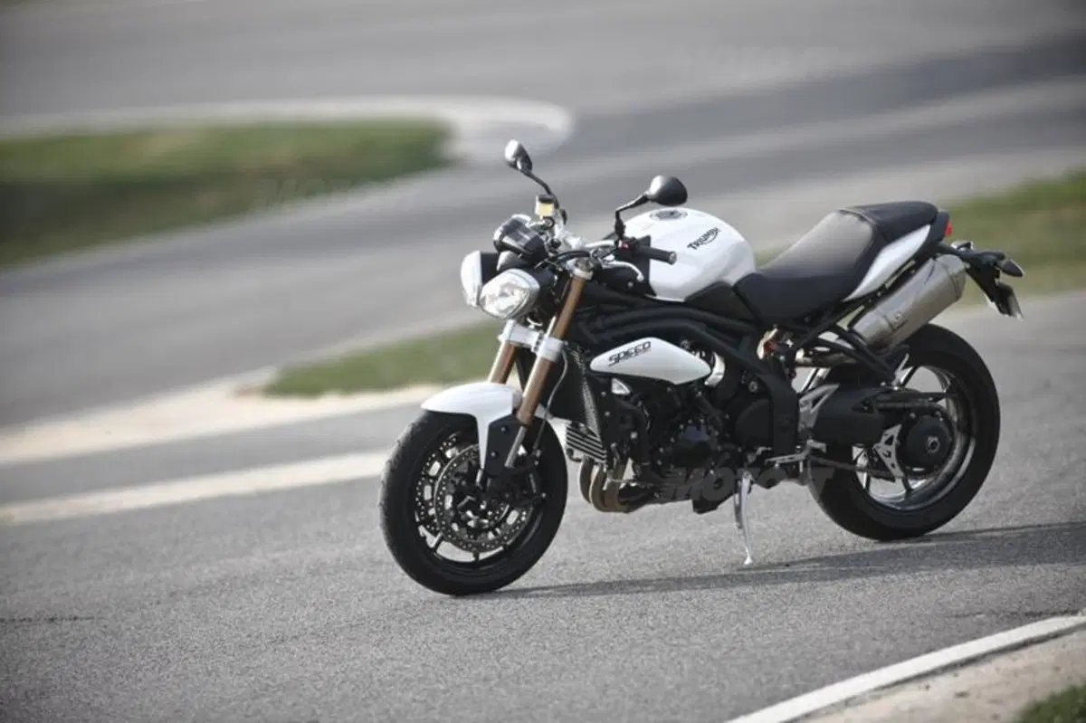Triumph Speed Triple 1050 2011  (32)