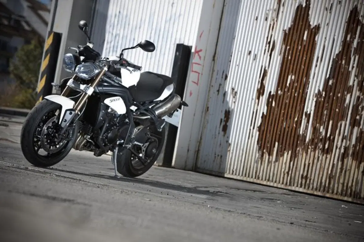 Triumph Speed Triple 1050 2011  (37)